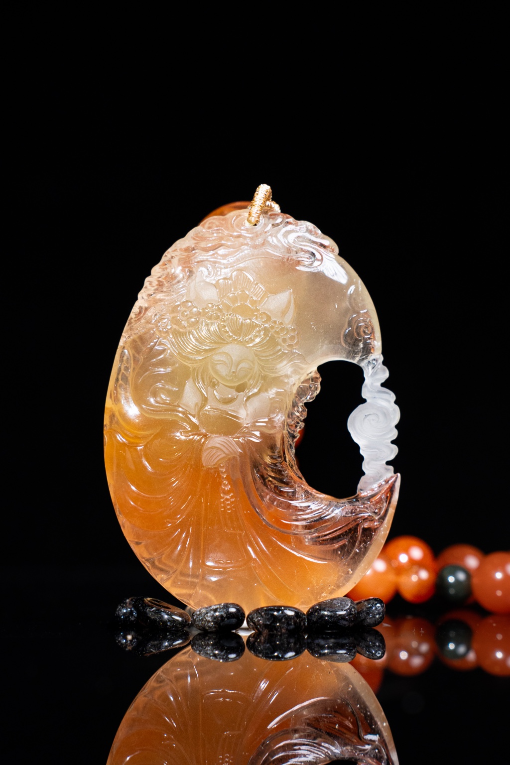 暖橙色月形人物水晶雕刻作品